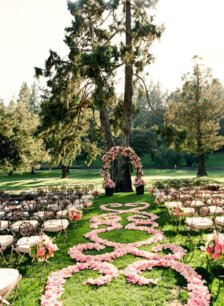 Свадьба в деталях: дорожка к алтарю под открытым небом 