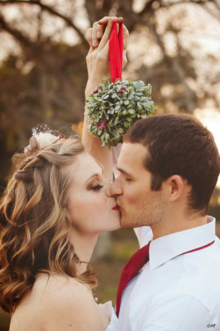 Дух Рождества: зимняя свадьба в ярко-красных тонах 