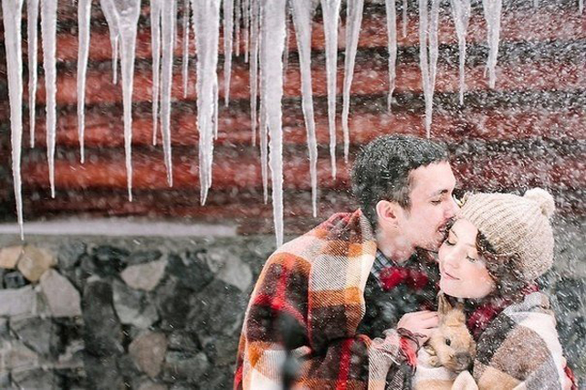 Дух Рождества: зимняя свадьба в ярко-красных тонах 