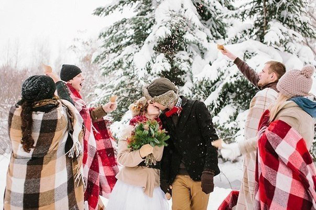 Дух Рождества: зимняя свадьба в ярко-красных тонах 