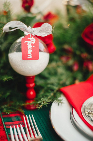 Дух Рождества: зимняя свадьба в ярко-красных тонах 