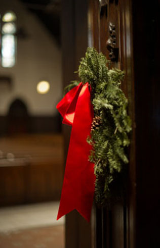 Дух Рождества: зимняя свадьба в ярко-красных тонах 