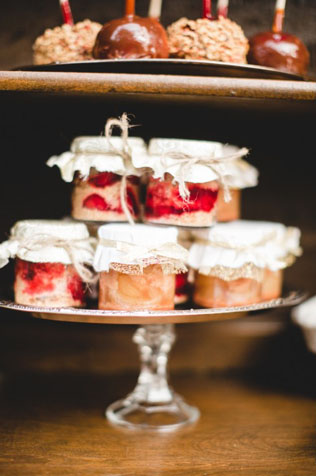 Дух Рождества: зимняя свадьба в ярко-красных тонах 