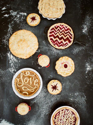 Дух Рождества: зимняя свадьба в ярко-красных тонах 