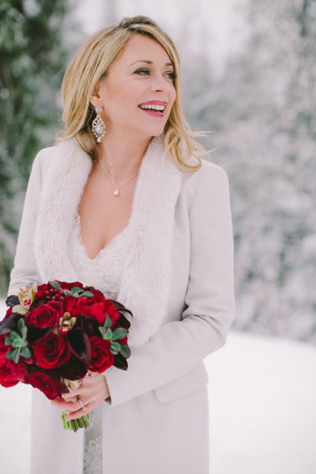 Дух Рождества: зимняя свадьба в ярко-красных тонах 