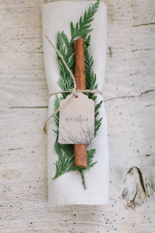 Свадьба в деталях: ели и еловые ветки 