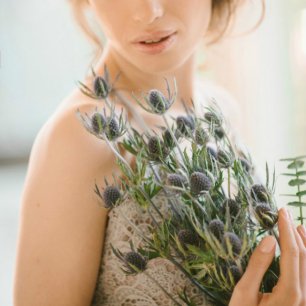 Колючая красота: чертополох и эрингиум в свадебном декоре