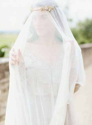 Тренд: фата, закрывающая лицо 