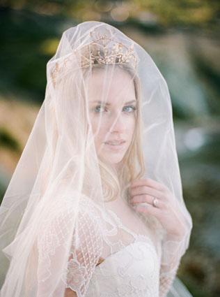 Тренд: фата, закрывающая лицо 