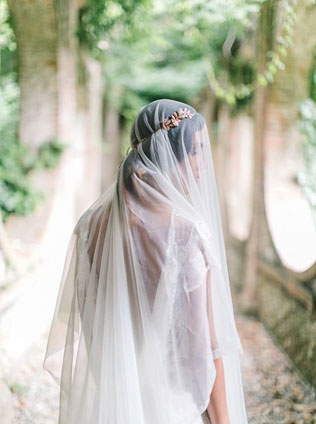 Тренд: фата, закрывающая лицо 