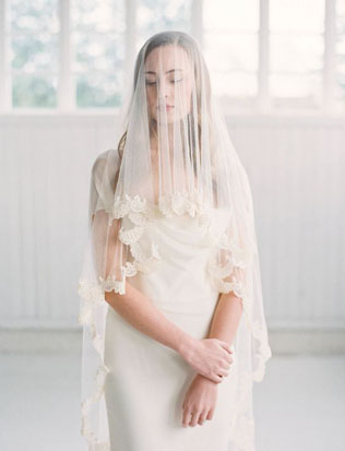 Тренд: фата, закрывающая лицо 