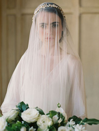 Тренд: фата, закрывающая лицо 