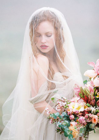 Тренд: фата, закрывающая лицо 