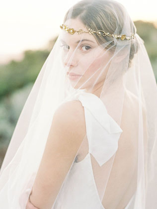 Тренд: фата, закрывающая лицо 