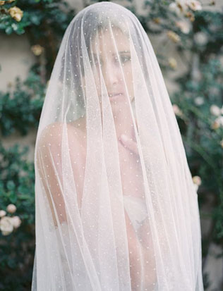 Тренд: фата, закрывающая лицо 