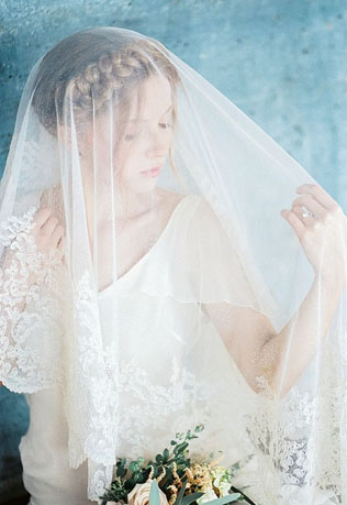 Тренд: фата, закрывающая лицо 