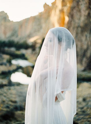 Тренд: фата, закрывающая лицо 