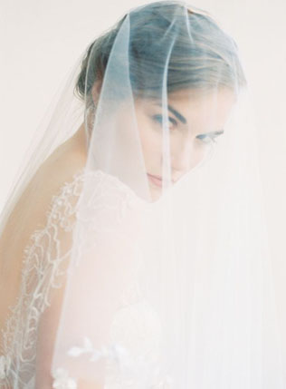 Тренд: фата, закрывающая лицо 