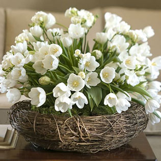 тюльпаны в свадебном декоре, композиция из тюльпанов