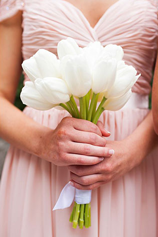 тюльпаны в свадебном декоре, букет невесты из тюльпанов