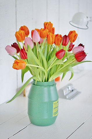 тюльпаны в свадебном декоре, композиция из тюльпанов