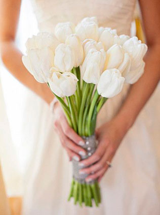 тюльпаны в свадебном декоре, букет невесты из тюльпанов