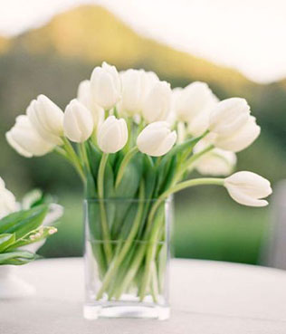 тюльпаны в свадебном декоре, композиция из тюльпанов