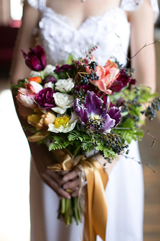 тюльпаны в свадебном декоре, букет невесты из тюльпанов в сочетании с другими цветами