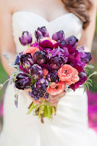 тюльпаны в свадебном декоре, букет невесты из тюльпанов в сочетании с другими цветами