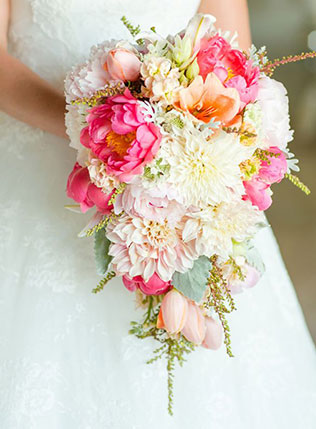 тюльпаны в свадебном декоре, букет невесты из тюльпанов в сочетании с другими цветами