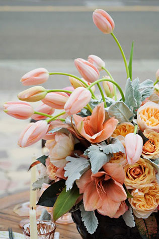 тюльпаны в свадебном декоре, композиция из тюльпанов в сочетании с другими цветами