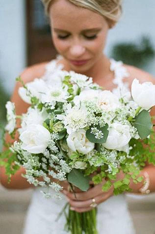 тюльпаны в свадебном декоре, букет невесты из тюльпанов в сочетании с другими цветами