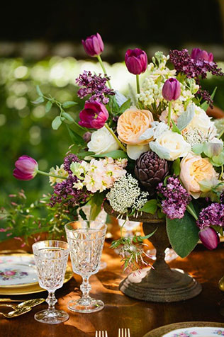 тюльпаны в свадебном декоре, композиция из тюльпанов в сочетании с другими цветами