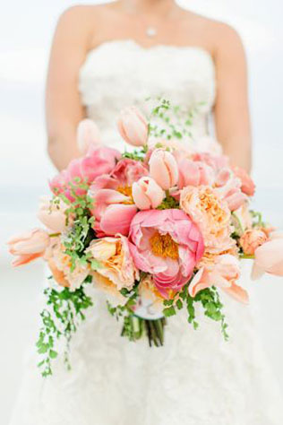 тюльпаны в свадебном декоре, букет невесты из тюльпанов в сочетании с другими цветами