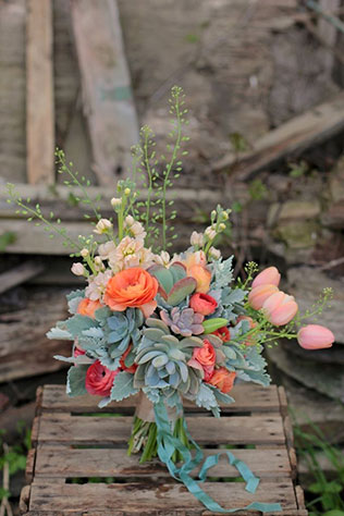 тюльпаны в свадебном декоре, букет невесты из тюльпанов в сочетании с другими цветами