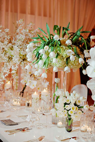 тюльпаны в свадебном декоре, композиция из тюльпанов в сочетании с другими цветами