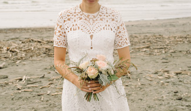 как подобрать форму букета под свадебное платье, небольшой букет невесты для короткого свадебного платья