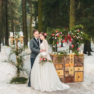 Выездная регистрация зимой: эффектный и яркий декор