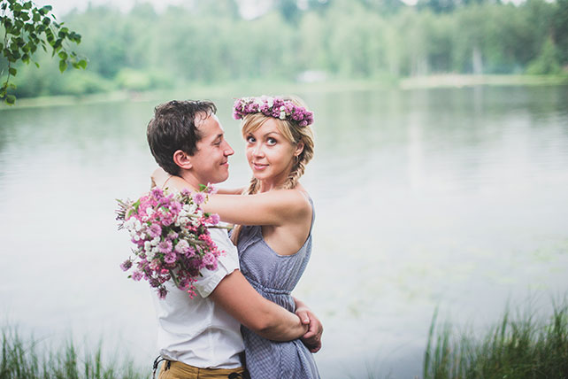 Фотосессия lovestory в стиле рустик, влюбленные на берегу реки