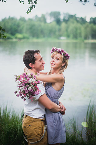 Фотосессия lovestory в стиле рустик, влюбленные на берегу реки