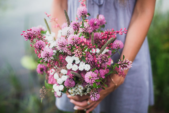 Фотосессия lovestory в стиле рустик, букет