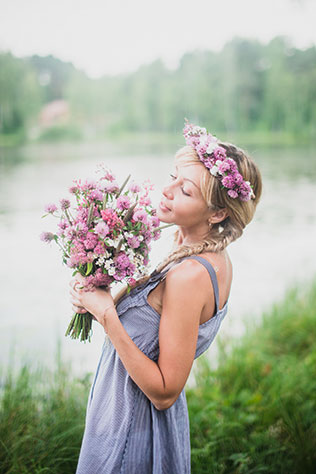Фотосессия lovestory в стиле рустик, букет и венок невесты