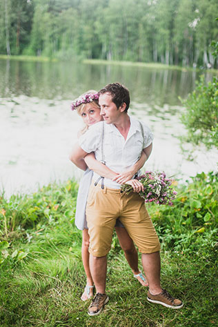 Фотосессия lovestory в стиле рустик, влюбленные у реки