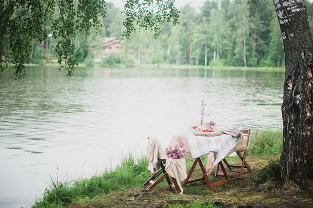 Фотосессия lovestory в стиле рустик, столик на берегу реки