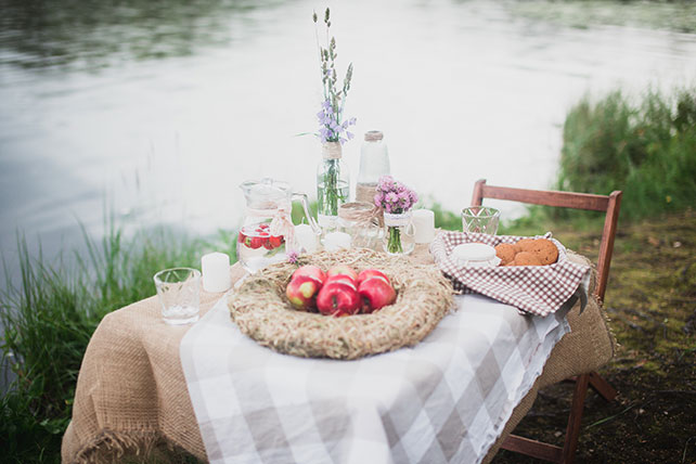 Фотосессия lovestory в стиле рустик, декор стола