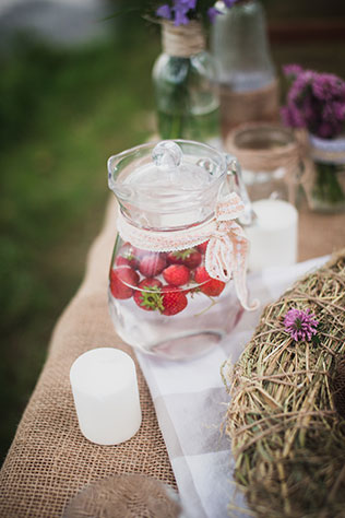 Фотосессия lovestory в стиле рустик, клубника