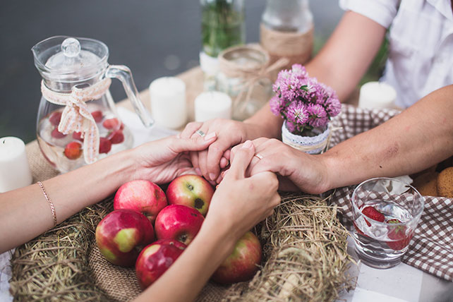 Фотосессия lovestory в стиле рустик, влюбленные держутся за руки