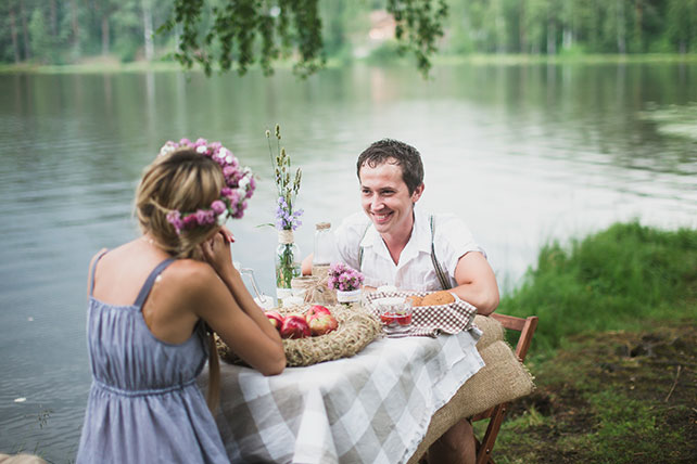 Фотосессия lovestory в стиле рустик, влюбленные за столом