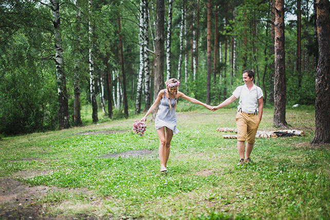 Фотосессия lovestory в стиле рустик, влюбленные на лесной поляне