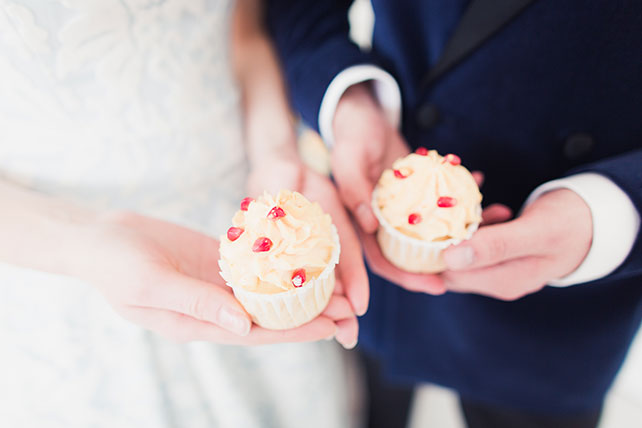 «Маленький принц»: стилизованная свадебная фотосессия, пирожное в руках жениха и невесты
